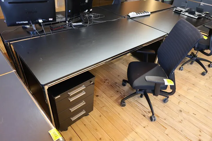 1 x Bosse Bürotisch 1 x Palmberg Rollcontainer 1 x Bürostuhl Maße: 180 x 80 x 72 cm
